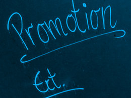Auf einer Tafel steht das Wort externe Promotion.